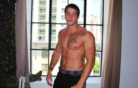 Muskularny Ty rozbiera się i pokazuje jędrny tyłek na zewnątrz