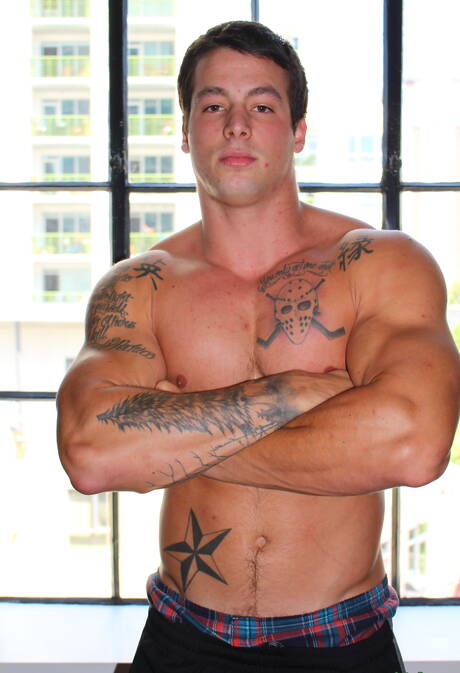 Muskularny Ty rozbiera się i pokazuje jędrny tyłek na zewnątrz