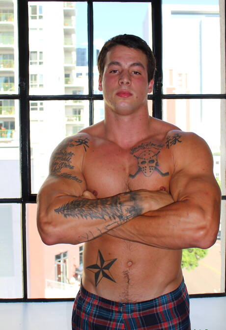 Muskularny Ty rozbiera się i pokazuje jędrny tyłek na zewnątrz