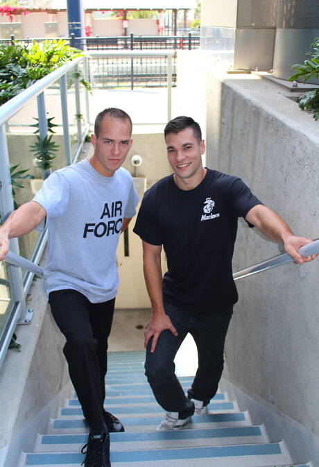 Active Duty: Hübscher amerikanischer Hengst Princeton Price und der muskulöse Richard Buldger ficken Arsch, nachdem sie draußen einen Schwanz gelutscht haben