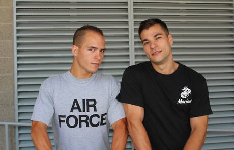 O lindo garanhão americano Princeton Price e o musculoso Richard Buldger fodem a bunda depois de chupar um pau do lado de fora