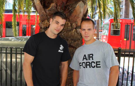 O lindo garanhão americano Princeton Price e o musculoso Richard Buldger fodem a bunda depois de chupar um pau do lado de fora