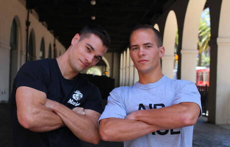 O lindo garanhão americano Princeton Price e o musculoso Richard Buldger fodem a bunda depois de chupar um pau do lado de fora