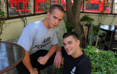 O lindo garanhão americano Princeton Price e o musculoso Richard Buldger fodem a bunda depois de chupar um pau do lado de fora