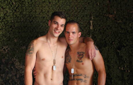 O lindo garanhão americano Princeton Price e o musculoso Richard Buldger fodem a bunda depois de chupar um pau do lado de fora