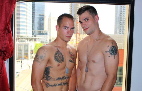 O lindo garanhão americano Princeton Price e o musculoso Richard Buldger fodem a bunda depois de chupar um pau do lado de fora