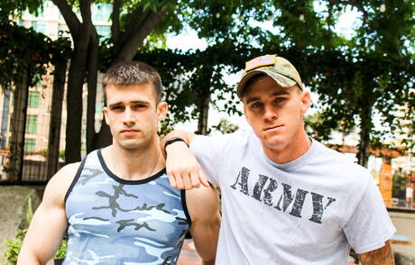 Dwóch amerykańskich chłopców, gorący młodzieniec Ryan Jordan i siłacz Mathias ruchają się w dupę po ssaniu kutasa na zewnątrz