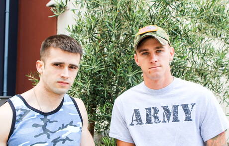 Dwóch amerykańskich chłopców, gorący młodzieniec Ryan Jordan i siłacz Mathias ruchają się w dupę po ssaniu kutasa na zewnątrz