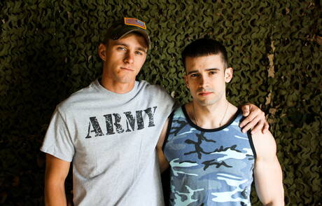 Twee Amerikaanse jongens, hete twink Ryan Jordan en sterke man Mathias neuken kont na het zuigen van een pik in de buitenlucht