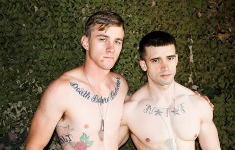 Dwóch amerykańskich chłopców, gorący młodzieniec Ryan Jordan i siłacz Mathias ruchają się w dupę po ssaniu kutasa na zewnątrz