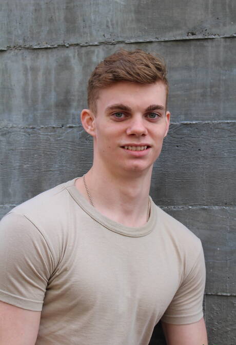 Gespierde Brock Banner masturbeert buiten