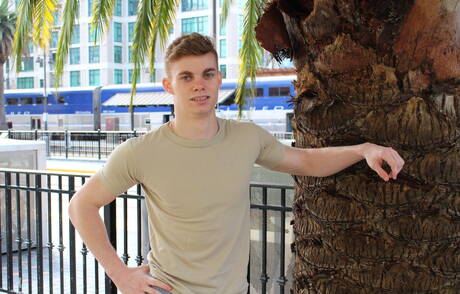 Gespierde Brock Banner masturbeert buiten