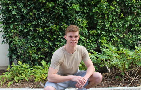 Gespierde Brock Banner masturbeert buiten