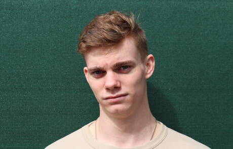 Gespierde Brock Banner masturbeert buiten