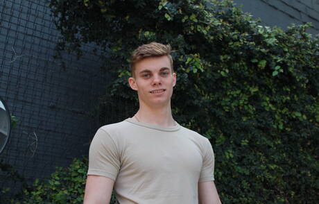 Gespierde Brock Banner masturbeert buiten