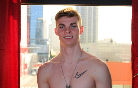 Gespierde Brock Banner masturbeert buiten