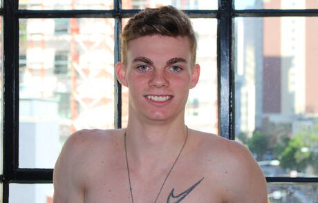 Gespierde Brock Banner masturbeert buiten