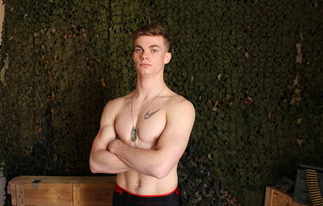 Gespierde Brock Banner masturbeert buiten