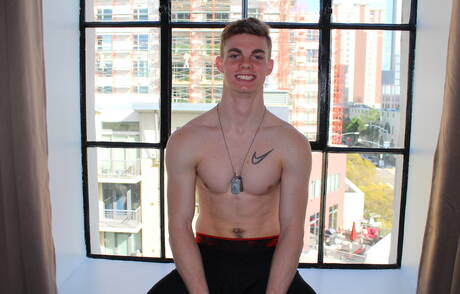 Gespierde Brock Banner masturbeert buiten