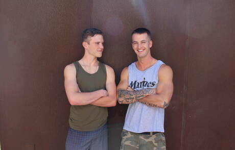 有名なアメリカ人、スタッドクエンティンゲインズと筋肉質のスコットフィンは屋外で良いアナルセックスをします