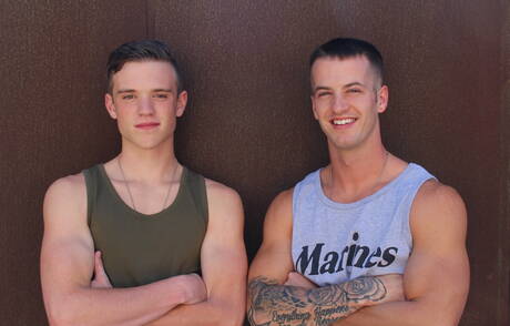 有名なアメリカ人、スタッドクエンティンゲインズと筋肉質のスコットフィンは屋外で良いアナルセックスをします