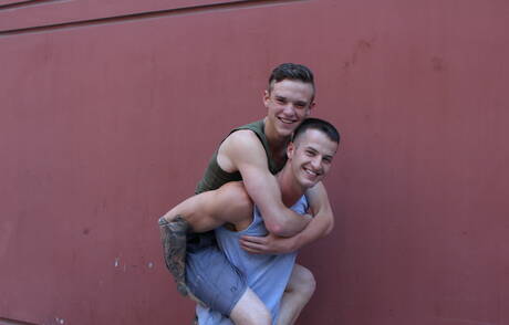 有名なアメリカ人、スタッドクエンティンゲインズと筋肉質のスコットフィンは屋外で良いアナルセックスをします