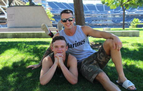 有名なアメリカ人、スタッドクエンティンゲインズと筋肉質のスコットフィンは屋外で良いアナルセックスをします