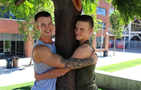 有名なアメリカ人、スタッドクエンティンゲインズと筋肉質のスコットフィンは屋外で良いアナルセックスをします