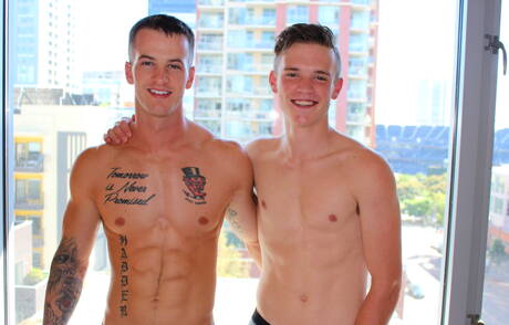 有名なアメリカ人、スタッドクエンティンゲインズと筋肉質のスコットフィンは屋外で良いアナルセックスをします