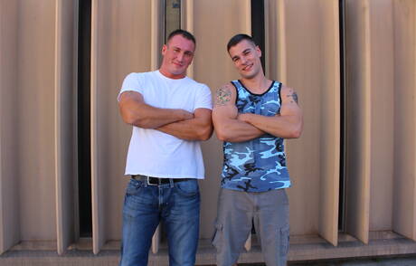 Der nette, gut gebaute amerikanische Junge Princeton Price und der harte Kerl Craig Cameron haben heißen Analsex im Freien