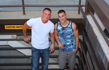 素敵なアメリカ人の男の子、体格の良いプリンストン・プライスとタフガイのクレイグ・キャメロンが屋外で熱いアナルセックスをする