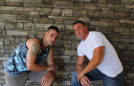 Der nette, gut gebaute amerikanische Junge Princeton Price und der harte Kerl Craig Cameron haben heißen Analsex im Freien