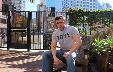 Amerikaanse gespierde Mathias heeft plezier buiten