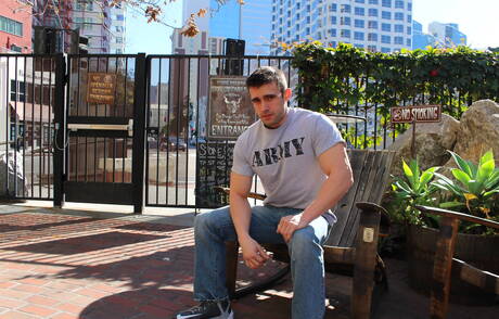 Amerikaanse gespierde Mathias heeft plezier buiten