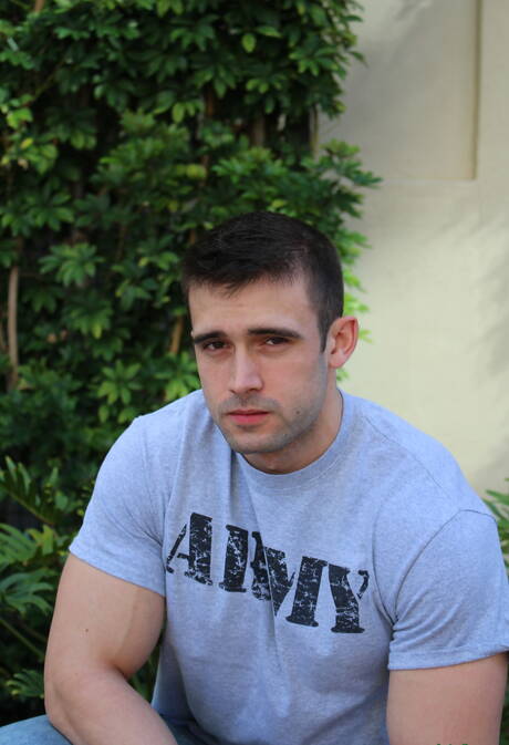 Amerikaanse gespierde Mathias heeft plezier buiten