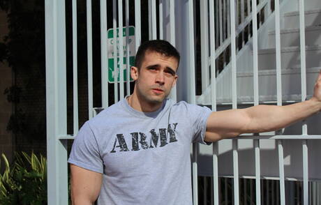 Amerikaanse gespierde Mathias heeft plezier buiten