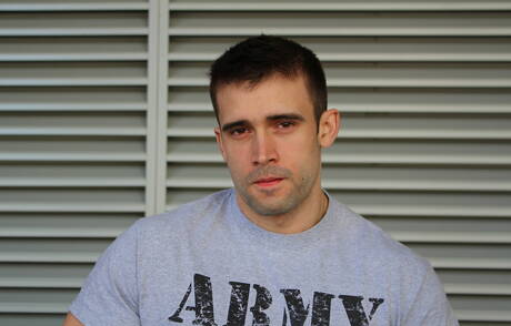 Amerikaanse gespierde Mathias heeft plezier buiten