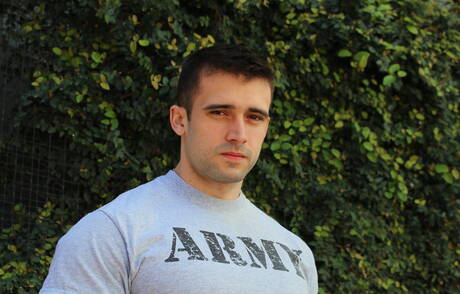 Amerikaanse gespierde Mathias heeft plezier buiten