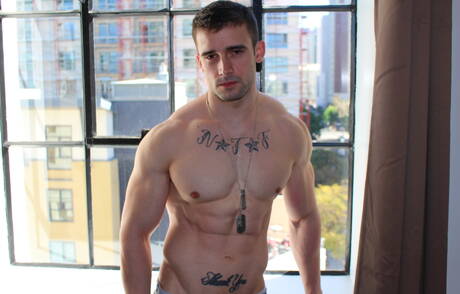 Amerikaanse gespierde Mathias heeft plezier buiten