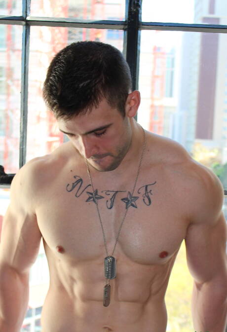 Amerikaanse gespierde Mathias heeft plezier buiten