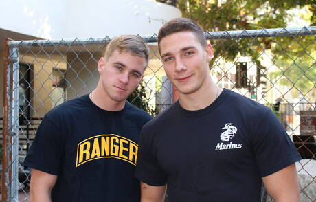 Netter amerikanischer Junge Ryan Jordan und starker Mann Spencer Laval beim harten Analsex im Freien