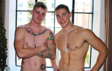 Mili amerykańscy chłopcy młody koleś Ryan Jordan i siłacz Spencer Laval w twardym seksie analnym na świeżym powietrzu