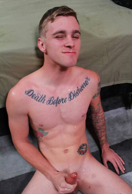 Mili amerykańscy chłopcy młody koleś Ryan Jordan i siłacz Spencer Laval w twardym seksie analnym na świeżym powietrzu