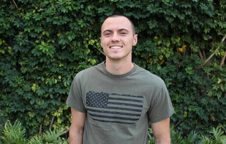 Superhengst Ryan V wichst draußen