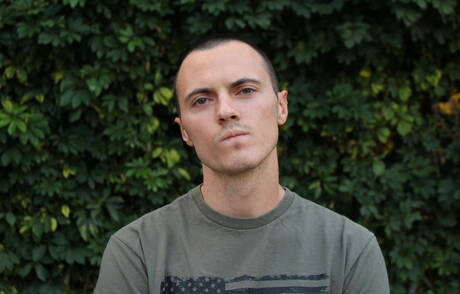 Superhengst Ryan V wichst draußen