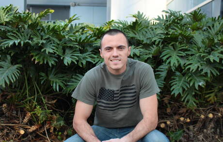 Superhengst Ryan V wichst draußen