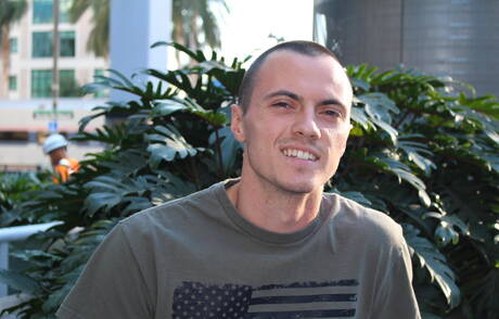 Superhengst Ryan V wichst draußen