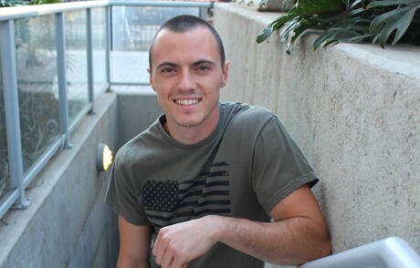 Superhengst Ryan V wichst draußen