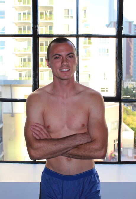 Superhengst Ryan V wichst draußen