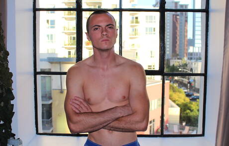 Superhengst Ryan V wichst draußen